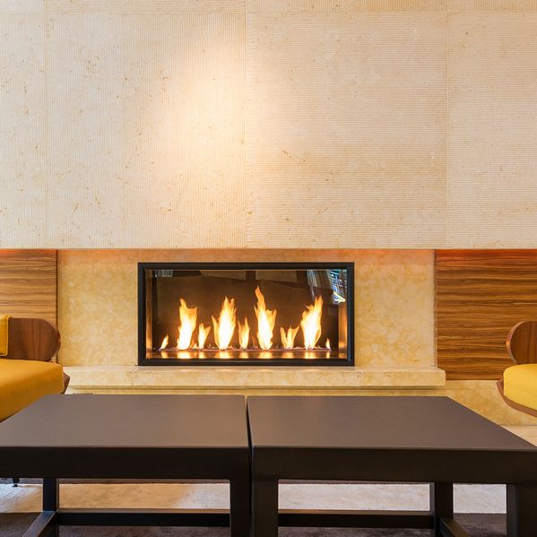 Ein moderner Kamin, in dem Feuer brennt.