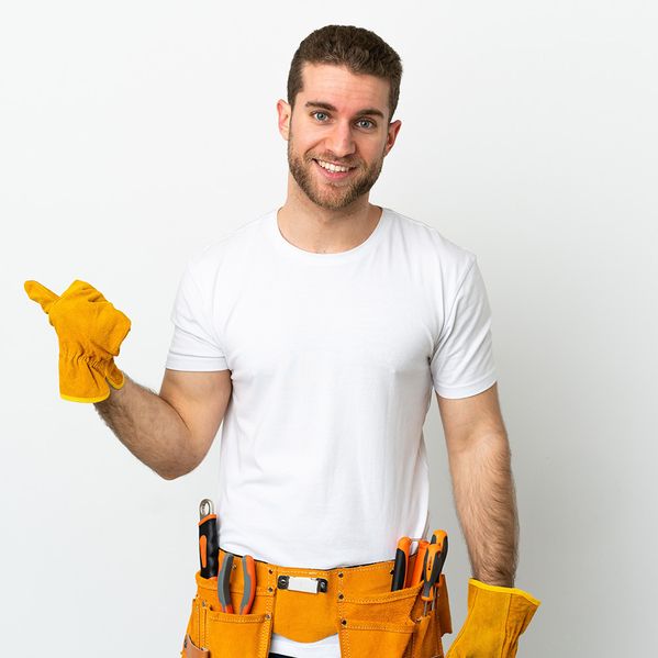 Eine Person mit gelbem Werkzeuggürtel und gelben Handschuhen, die den Daumen nach oben hält.