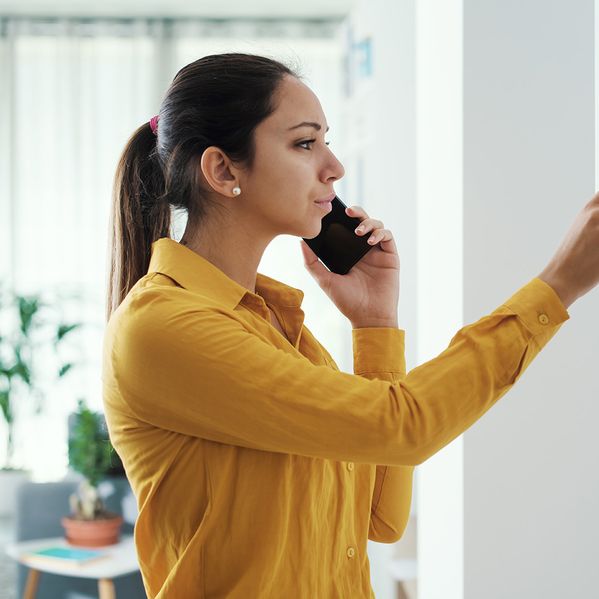 Eine junge Frau, die telefoniert.