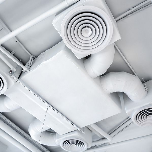 Installation von modernen Lüftungssystemen