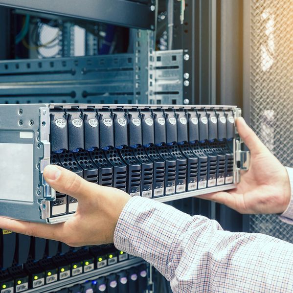 Eine Person, die ein Netzwerk kontrolliert.