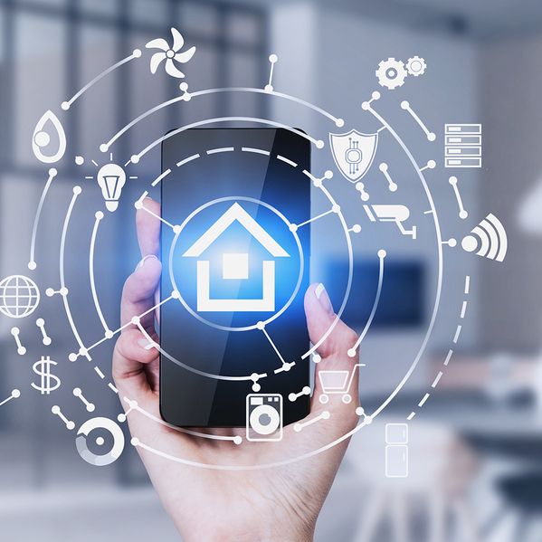 Ein Handy zeigt eine Smart-Home-Animation.