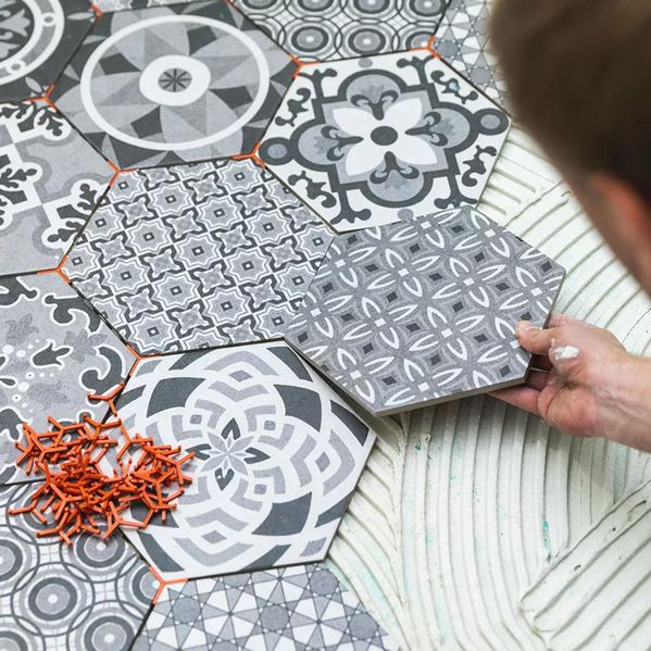 Sechseckige Fliesen mit unterschiedlichen Mustern