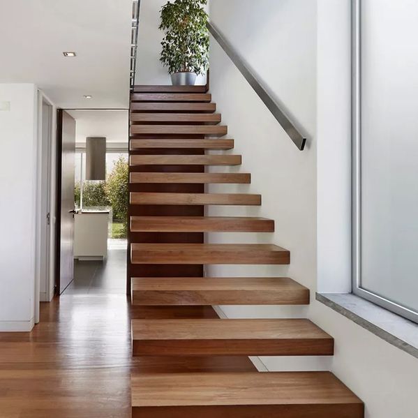 Schwebende Holztreppe mit Glaswand links