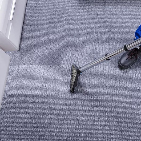 Teppich wird gesaugt