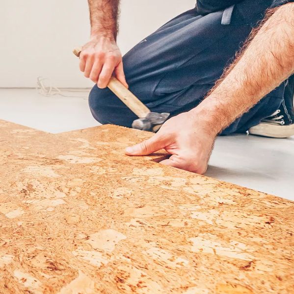 Korkboden wird mithilfe eines Hammers verlegt