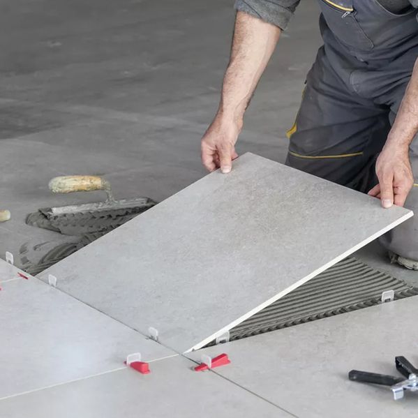 Große, graue Fliesen werden verlegt