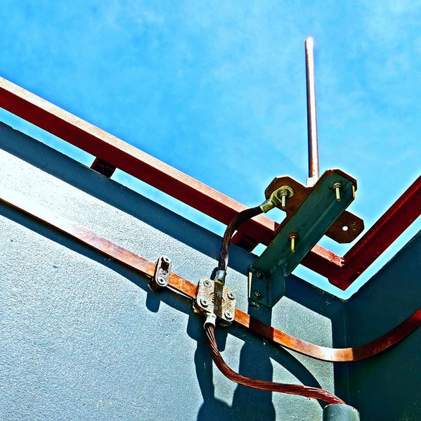 Ein Blitzableiter auf einem Dach.