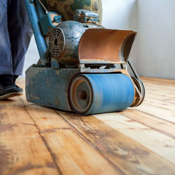 Parkett wird geschliffen mit einer Maschine