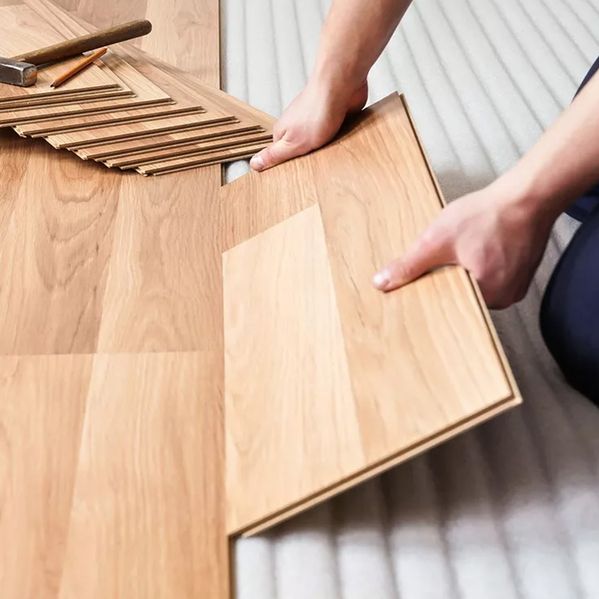 Laminat wird verlegt auf einer Schalltrittdämmung