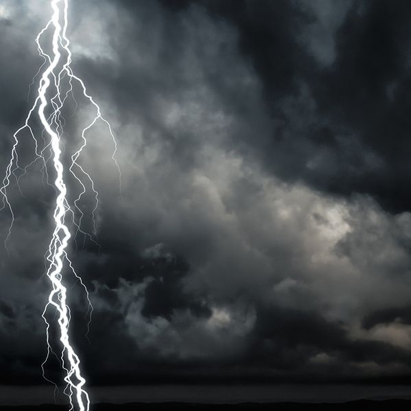 Ein Blitz in Echtaufnahme aus der Nähe im Dunkeln.