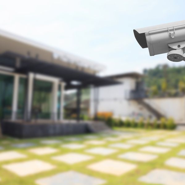 Eine Überwachungskamera, und im Hintergrund ist ein Haus.