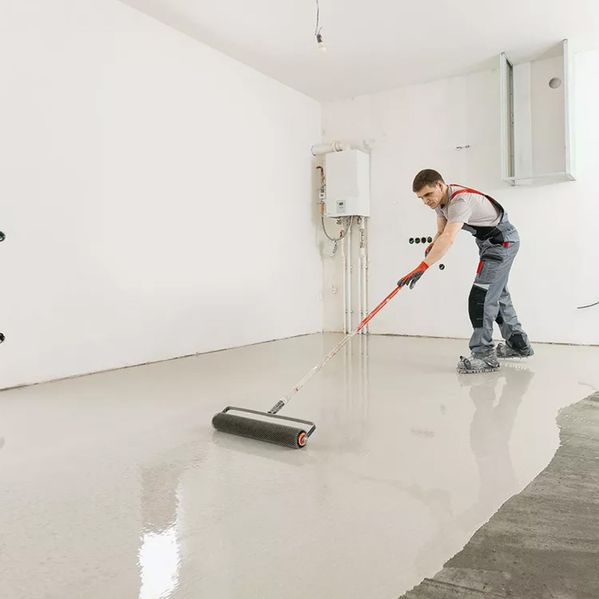 Ausgleichsmasse wird auf dem Boden verteilt