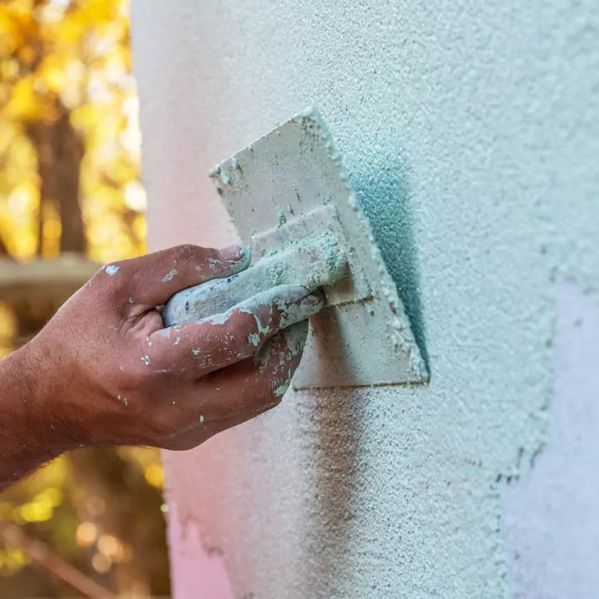 Eine Fassade wird verputzt