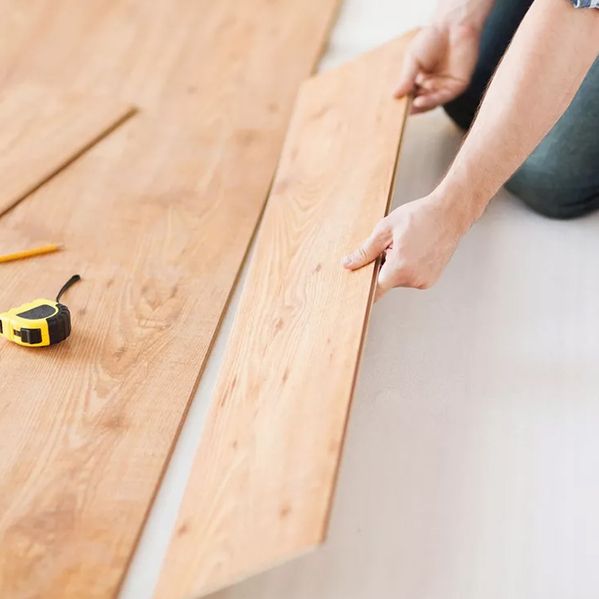 Helles Laminat wird verlegt