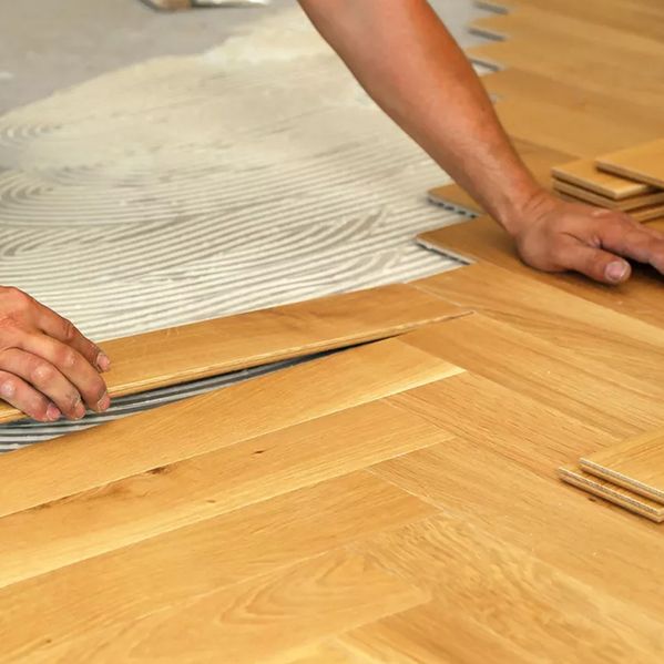 Parkett wird verklebt